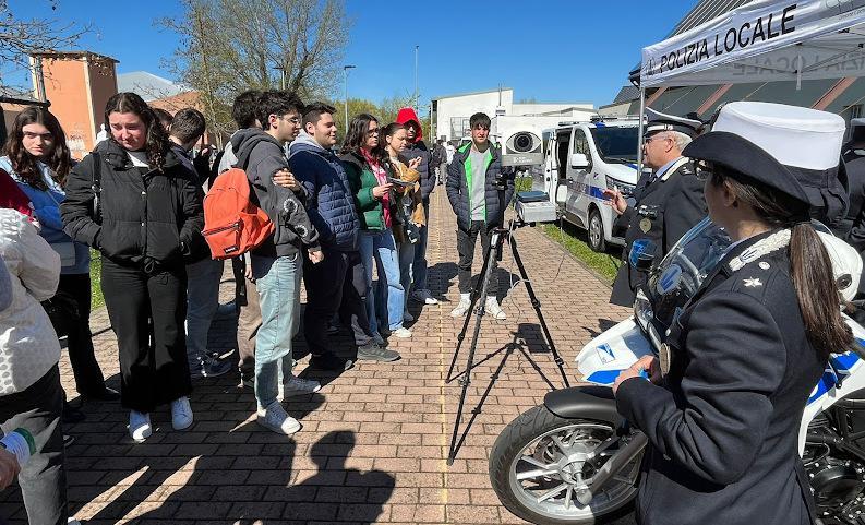 Sicurezza Stradale Una Lezione En Plein Air Ragazzi Se Si Guida