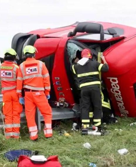 Si Ribalta Camion Carico Di Colla Ferito Al Braccio Un Ventottenne