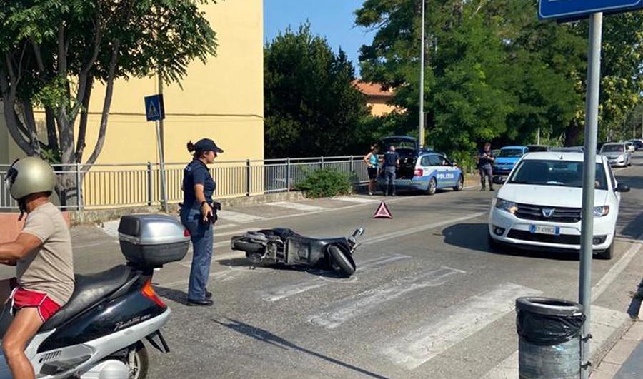 Sorpassa Lauto Che Si Ferma E Centra Il Ciclista Sulle Strisce