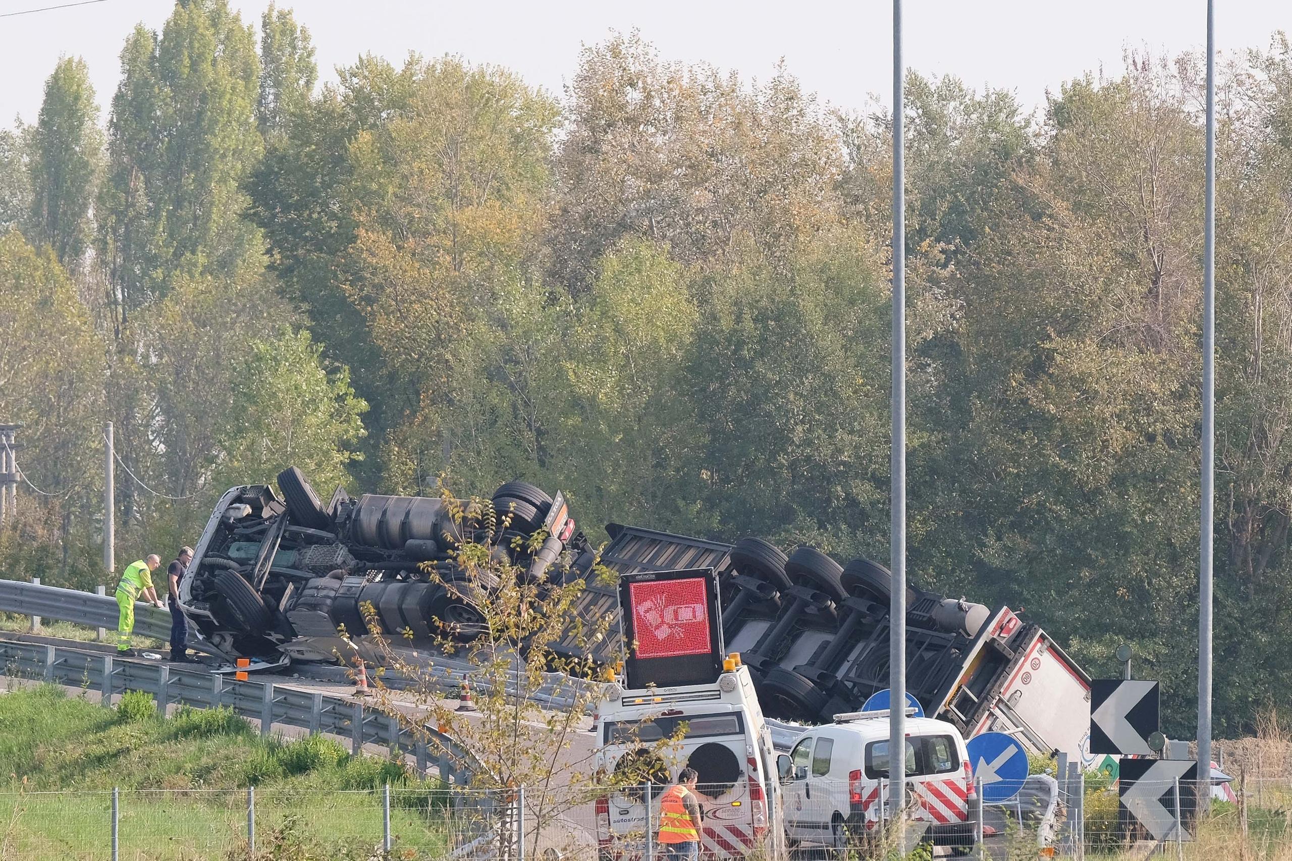 Bologna Incidente In Tangenziale Camion Si Ribalta Feriti Foto