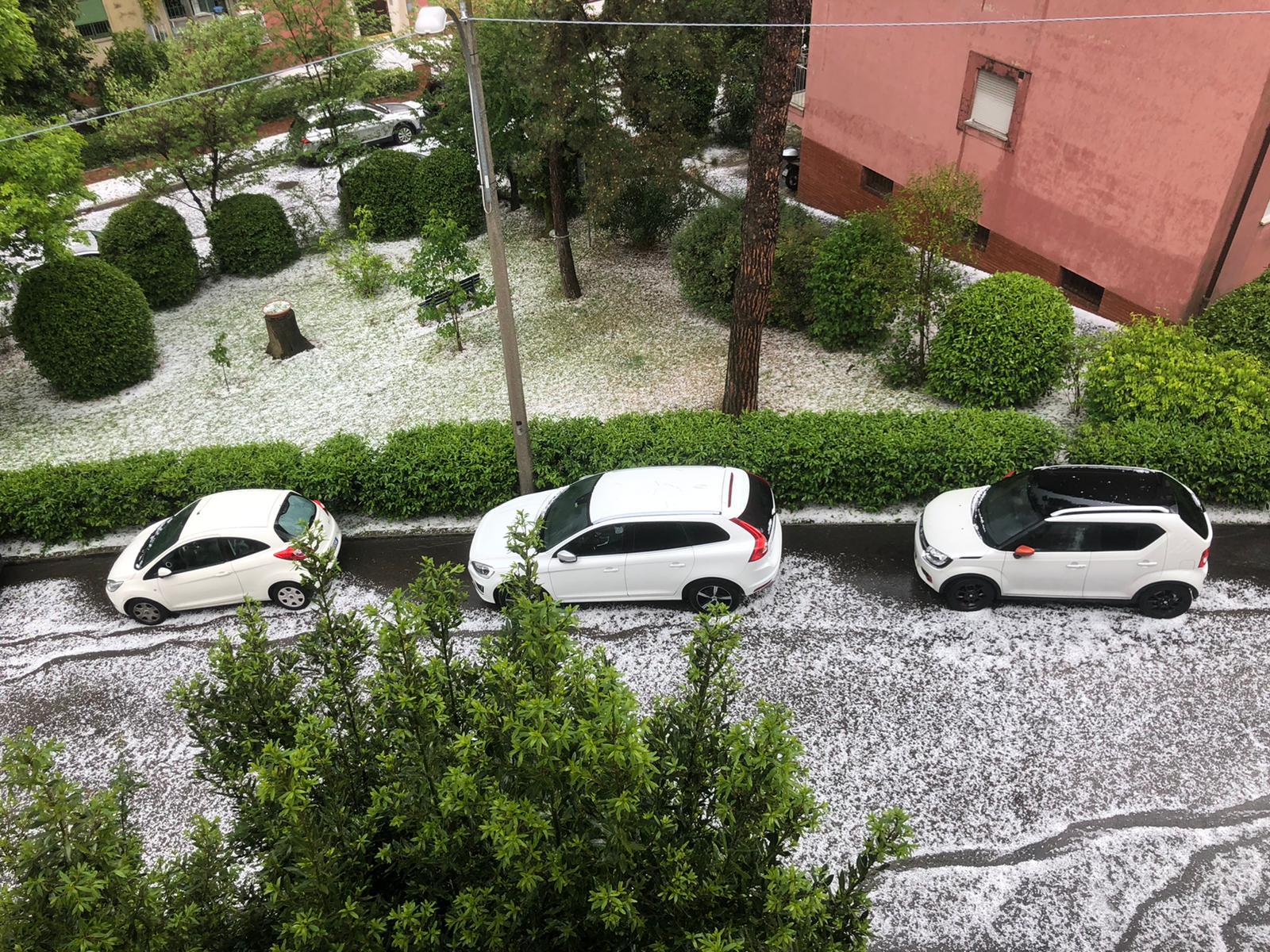 Grandine Bologna oggi grossi chicchi su città e provincia FOTO e VIDEO