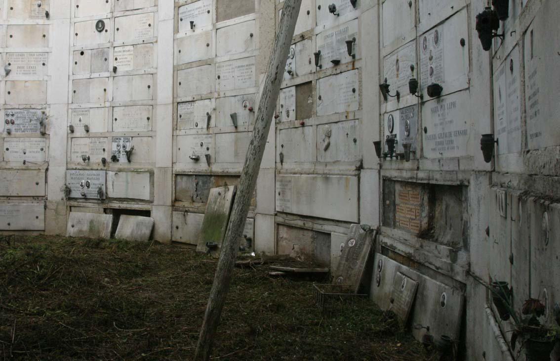 Ancona Stalking Al Cimitero E Danni Alle Tombe Denunciato