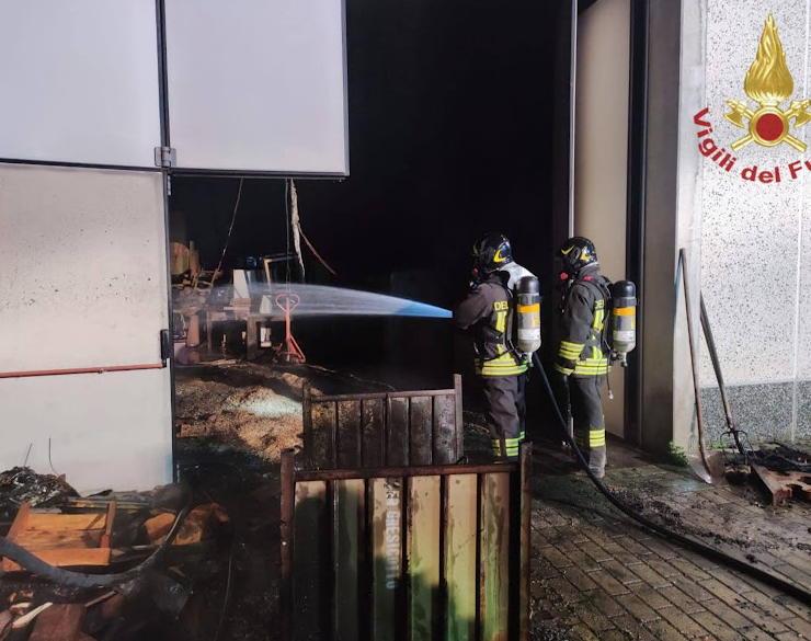 Incendio Castellarano Fiamme In Magazzino Di Falegnameria Non Si