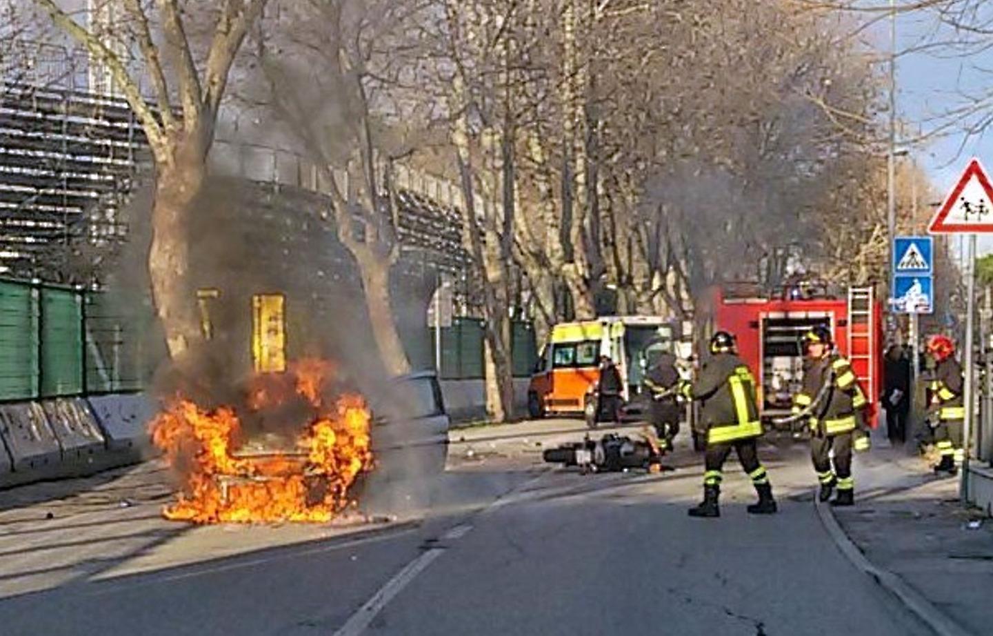 Incidente Auto In Fiamme Dopo Lo Schianto Con Una Moto