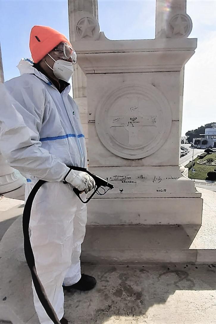 Ripulito Il Monumento Chi Sporca Uno Sfigato