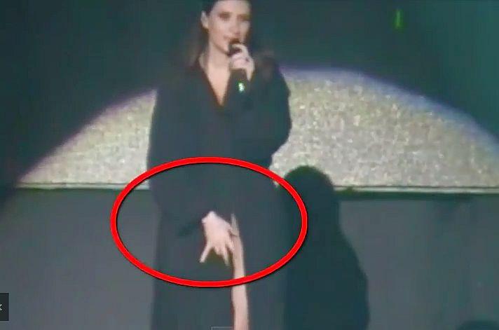 Laura Pausini Il Vestito Le Gioca Un Brutto Scherzo Senza Mutande Sul