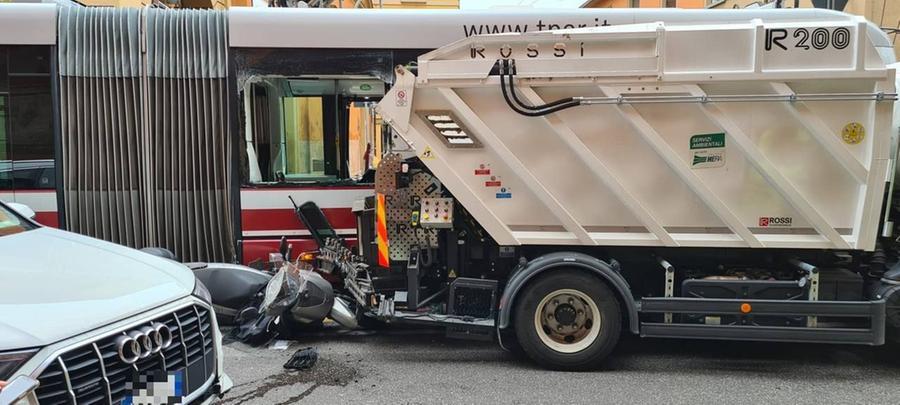 Incidente Oggi Bologna Coinvolti Mezzi In Via Santisaia Un Ferito