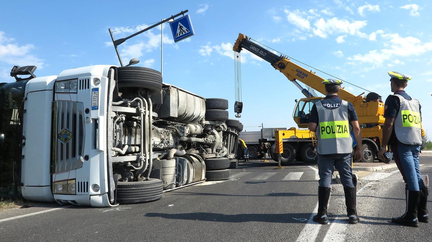 Incidente Sulla Marecchiese Camion Si Ribalta Alla Rotonda