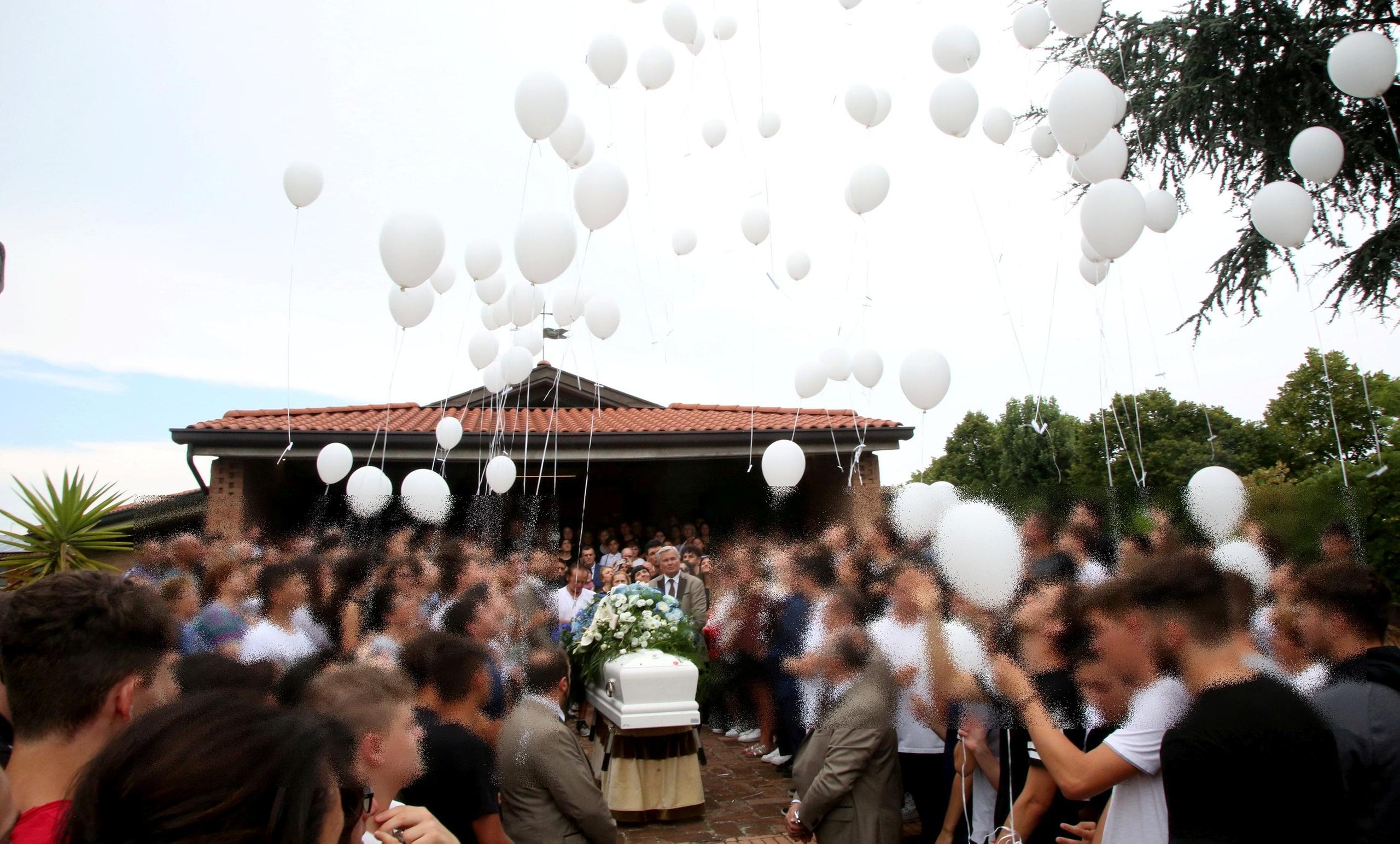 Savignano Palloncini Bianchi Al Funerale Di Lisa Lazzaretti FOTO