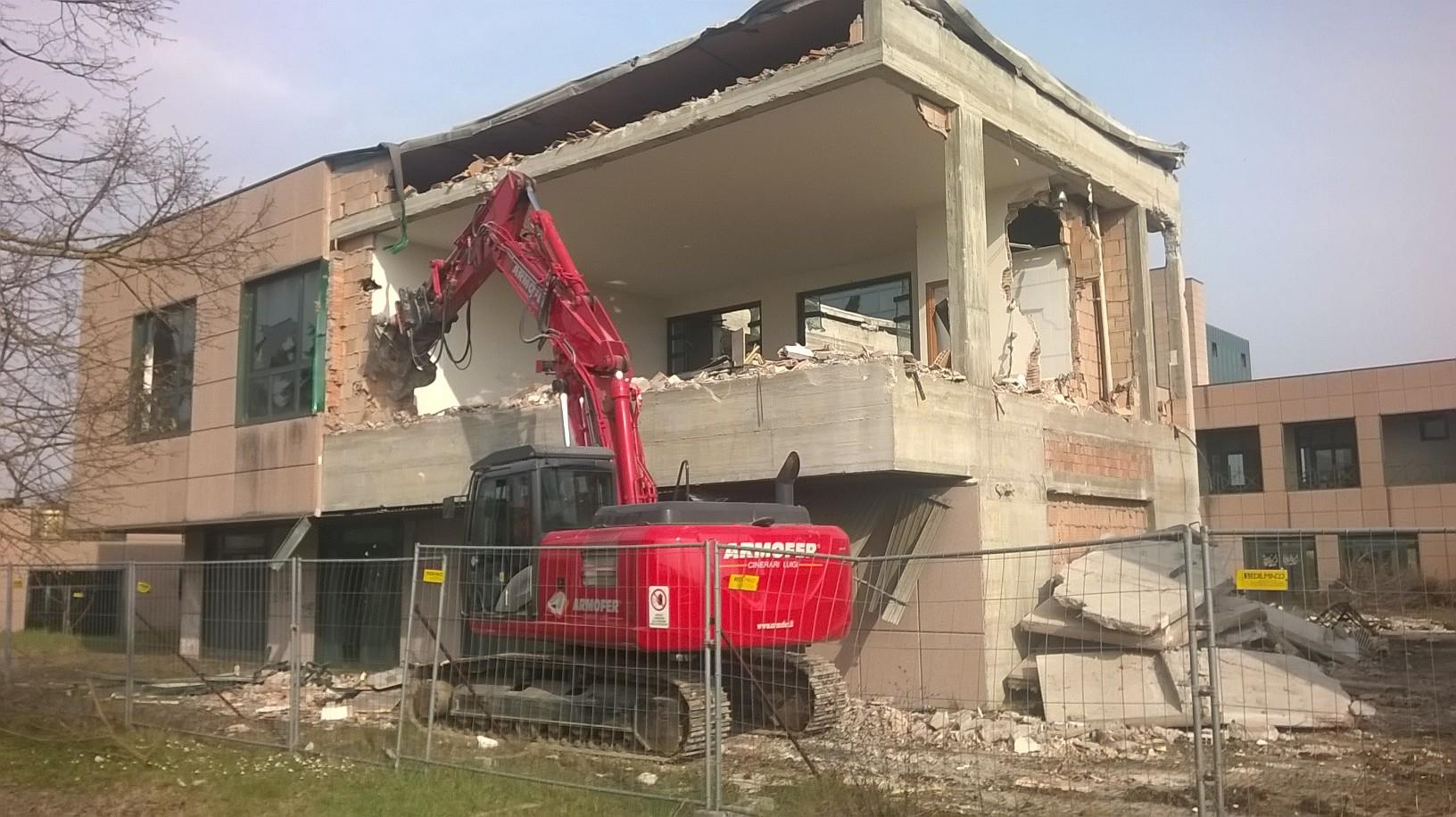 Ferrara La Demolizione Del Palazzo Degli Specchi Foto E Video