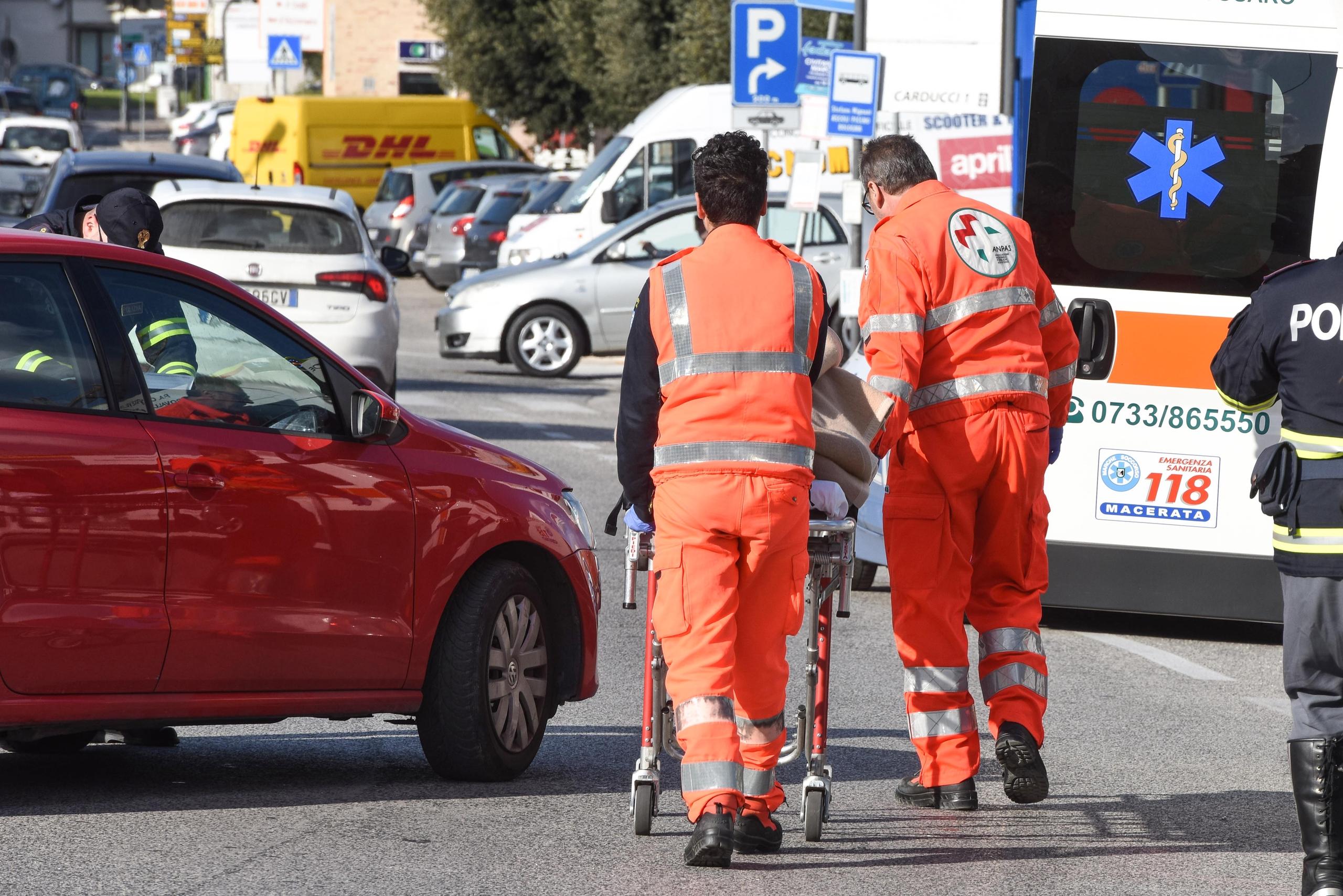 Incidente Ascoli Auto Si Ribalta In Zona Campolungo