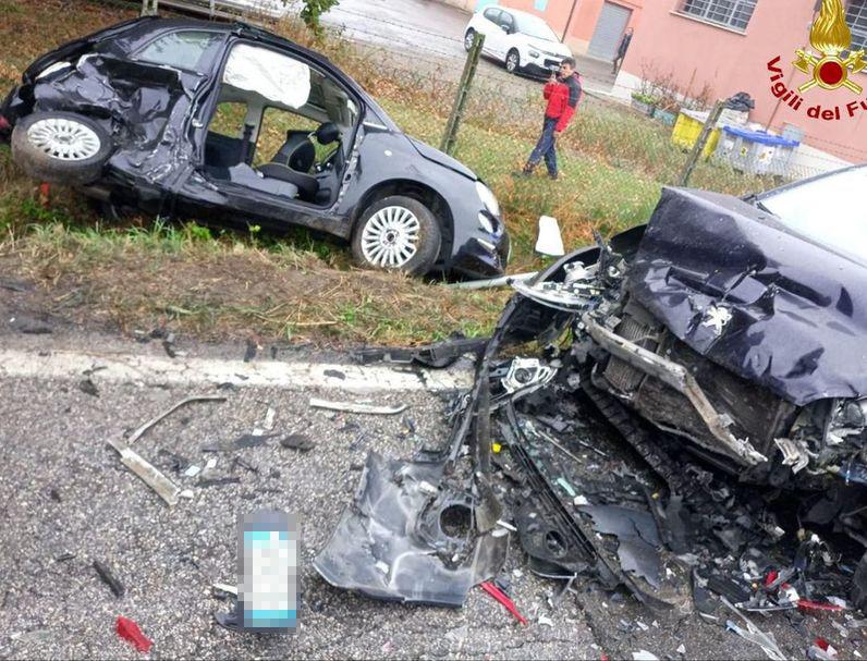 Incidente Lungo La Via Ferrarese Frontale Tra Due Auto 4 Feriti