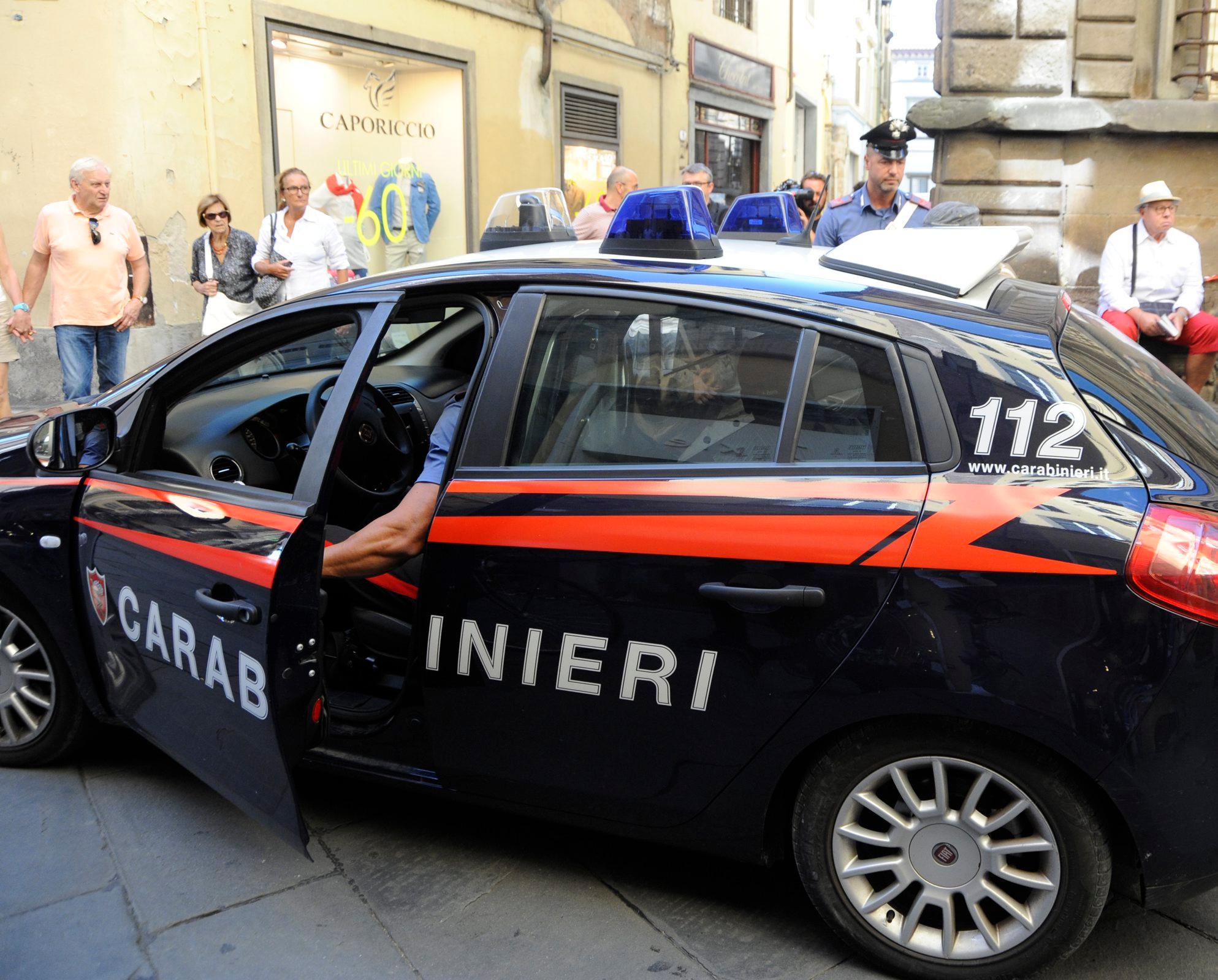 Si Intrufola Per Rubare In Un Furgone Di Alimentari Chiuso Dentro Preso