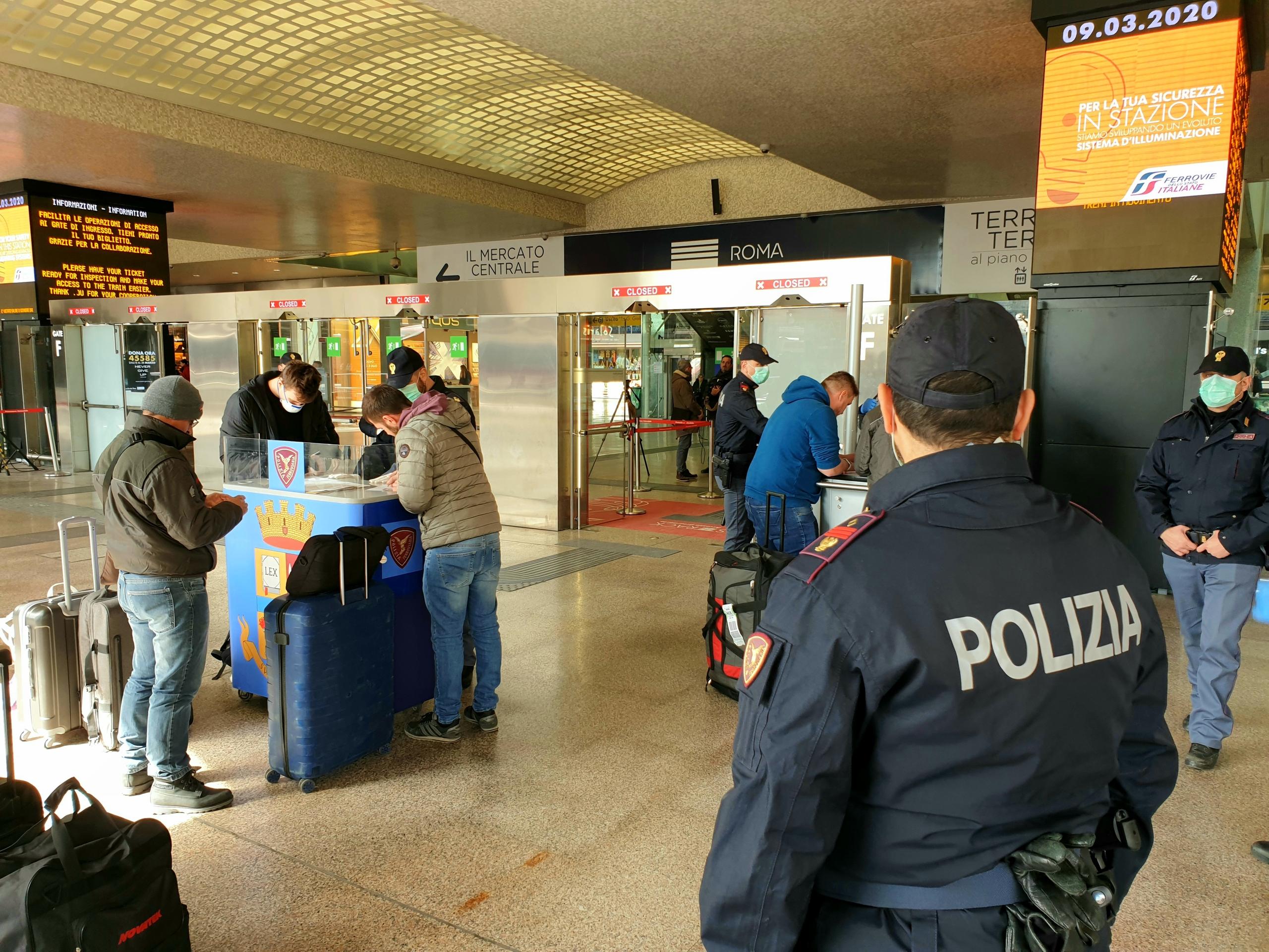 Polfer Bologna Fugge Dagli Agenti Sui Binari E Blocca La Circolazione