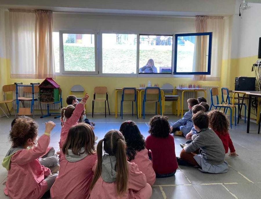 La Bibliotecaria Alla Finestra Legge Favole Ai Bimbi