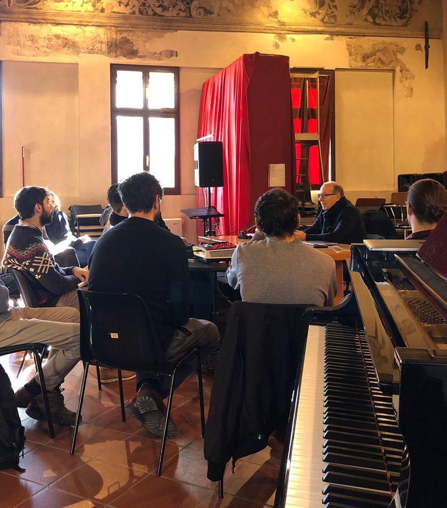 Il Maestro Fedele Sale In Cattedra Lezione Dautore Nella Sala Della Musica