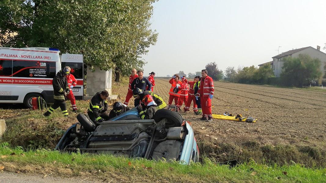 Incidente A Novellara Due Feriti Nell Auto Ribaltata Foto