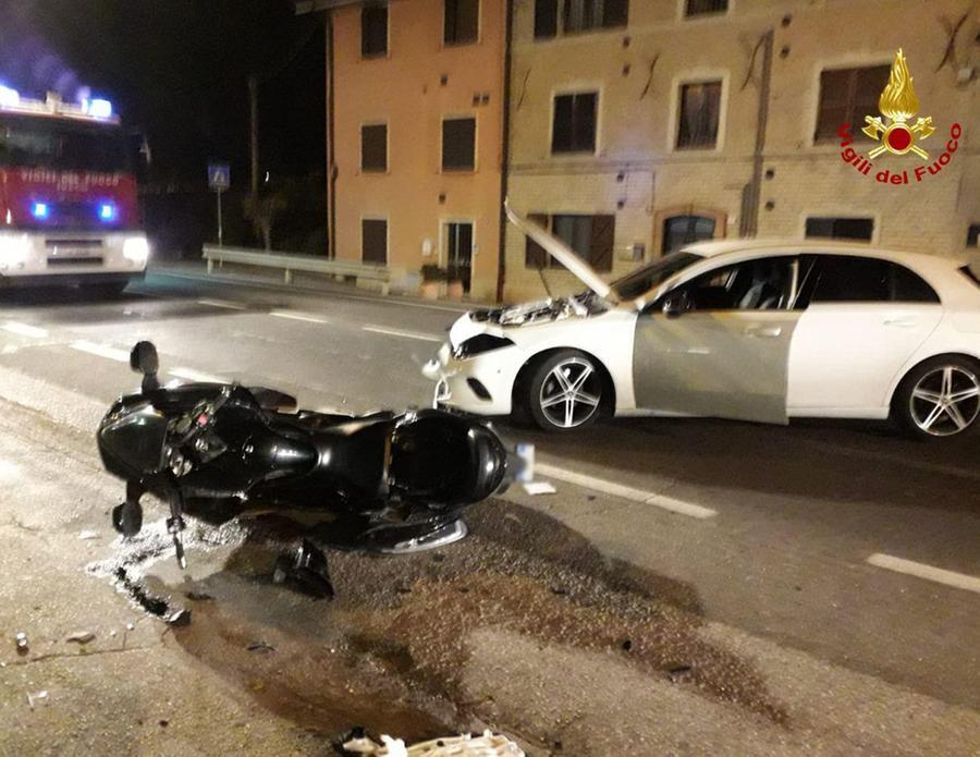 Prima Il Fuori Strada Poi Lo Schianto In Moto Feriti Giovani