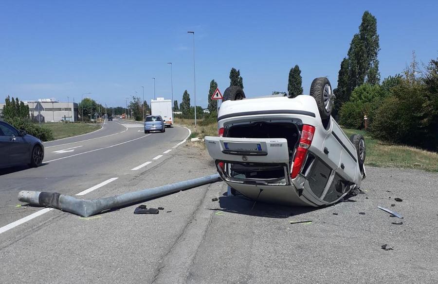 Auto Sbanda E Finisce Contro Un Palo Della Luce