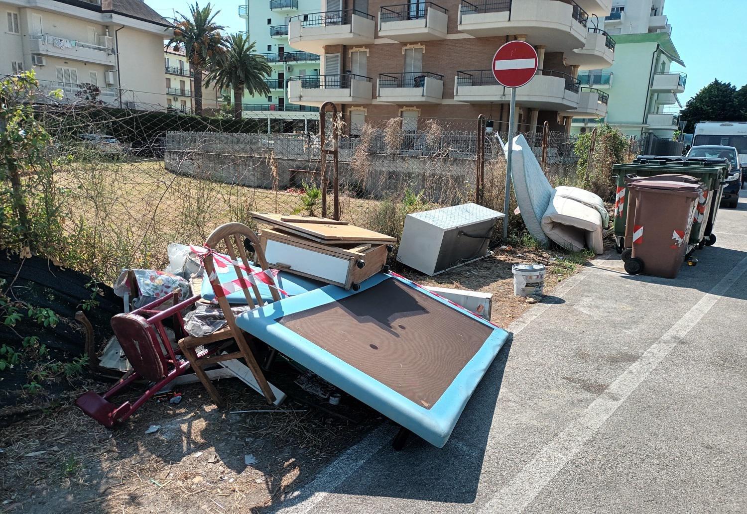 Una Discarica In Mezzo Alla Strada Davanti Alle Case Dei Turisti