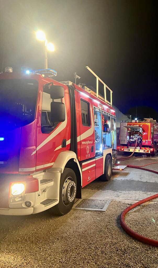 Incendio Divora Rimessa Di Attrezzi