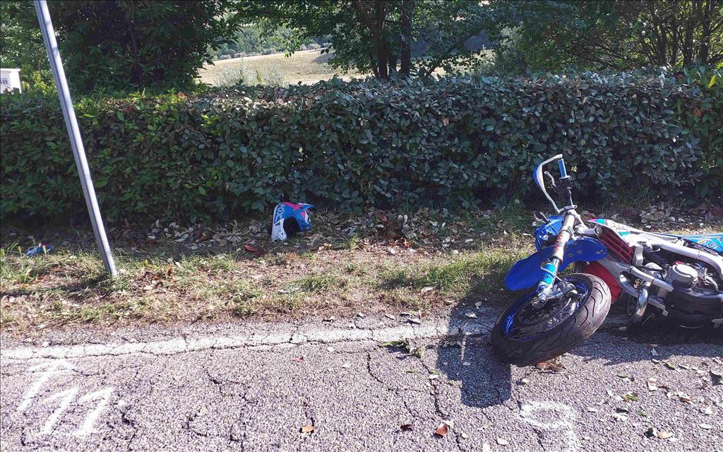 Finisce Con La Moto Contro Un Palo Gravissima Una Enne