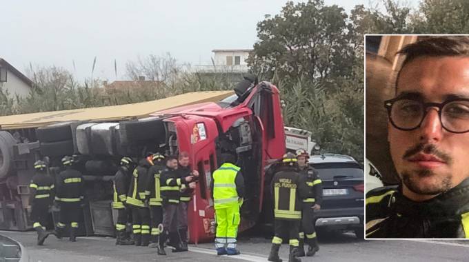 Incidente Ad Ancona Camion Schiaccia Ambulanza Morti Autista E Paziente