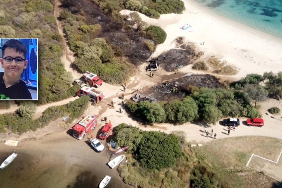 Il piccolo Samuel (nel riquadro) morto a 11 anni nell'esplosione del camper in Sardegna: oggi il funerale