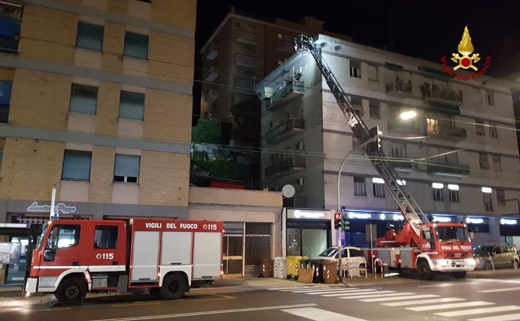 Ancona Crolla Il Cornicione Paura In Via Martiri Della Resistenza Foto E Video