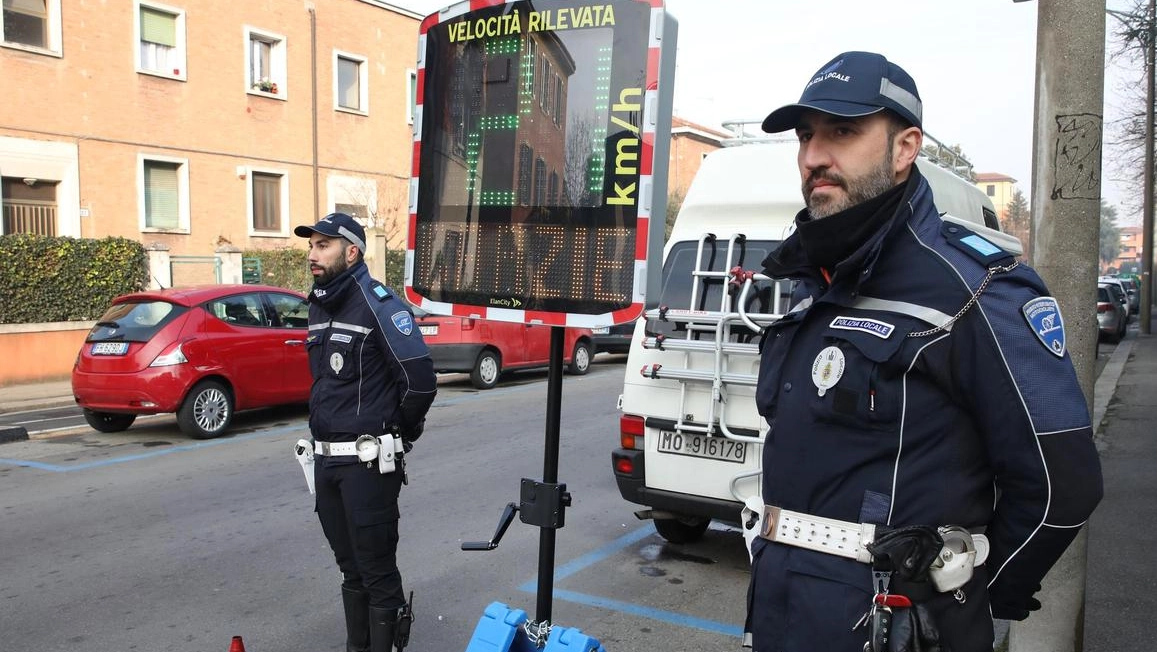 Gli agenti della Polizia Locale e, in mezzo, uno dei nuovi infovelox per la Città 30