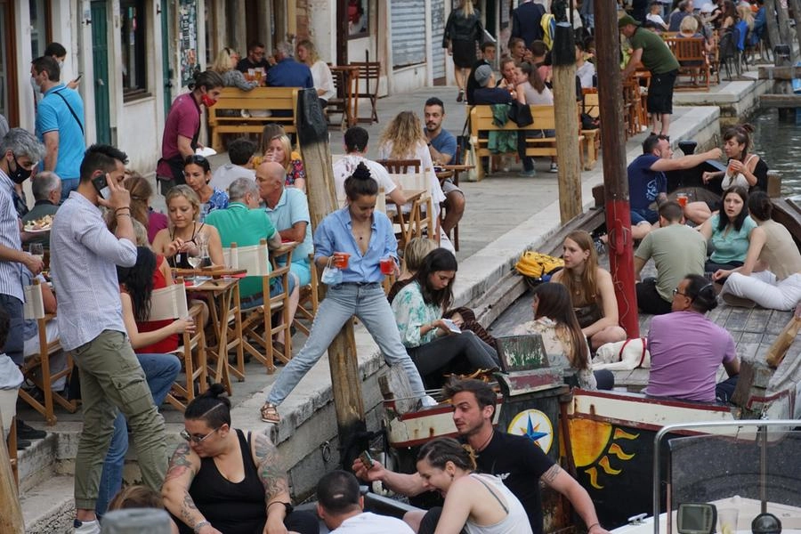 Covid: bollettino 10 luglio 2021. Allarme focolai tra i giovani (foto Ansa)