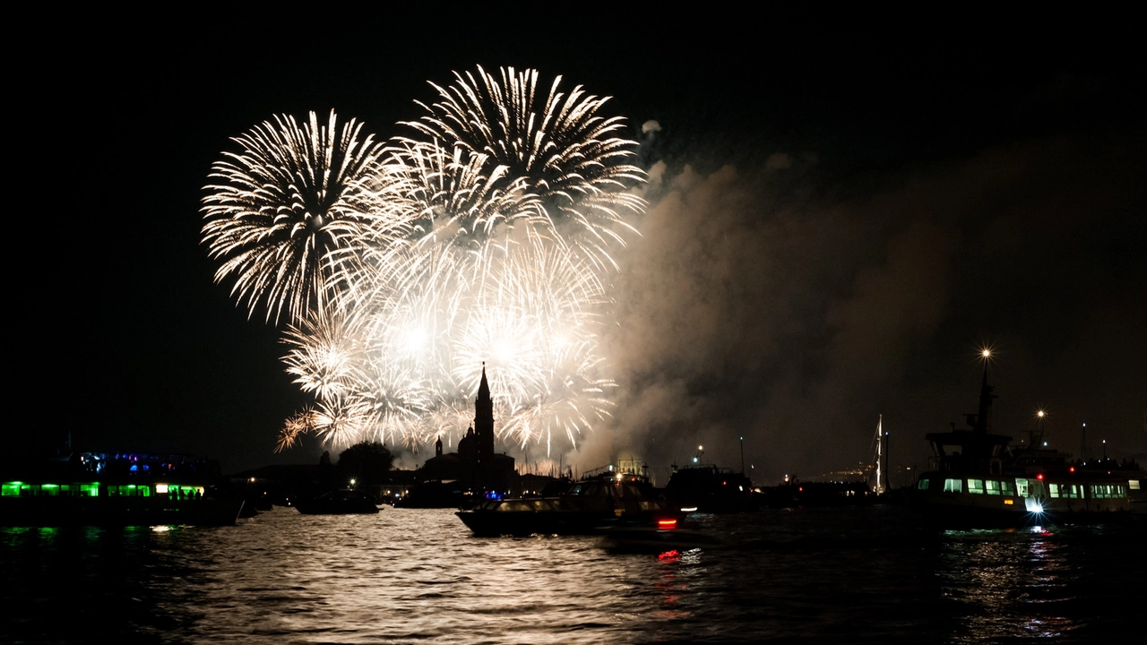 Fuochi d'artificio sulla laguna di Venezia