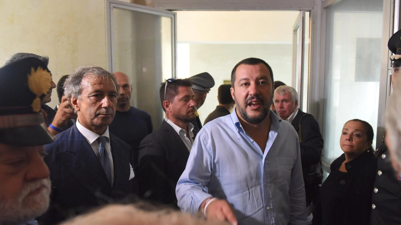 Hotel House Porto Recanati, la visita di Salvini. "O va sistemato, o va abbattuto"