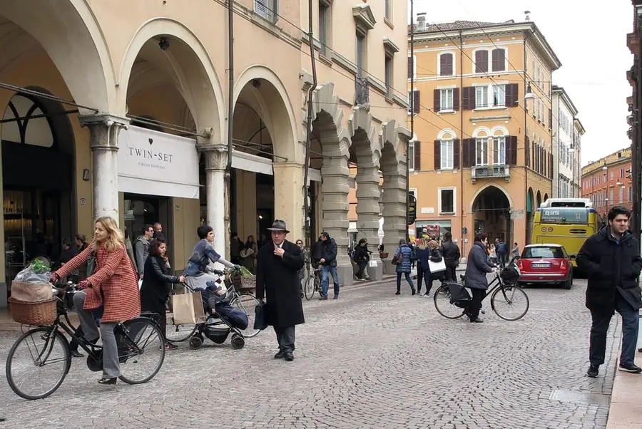 Sconti a chi fa shopping in bici: l'idea di Modena