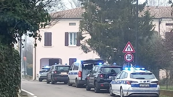 L'intervento di polizia e carabinieri a Reggiolo