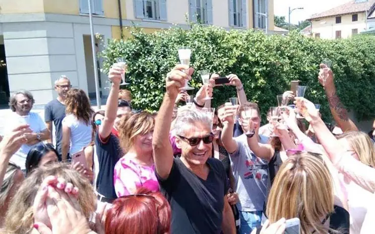 Luciano Ligabue all'inaugurazione di un murales a Correggio