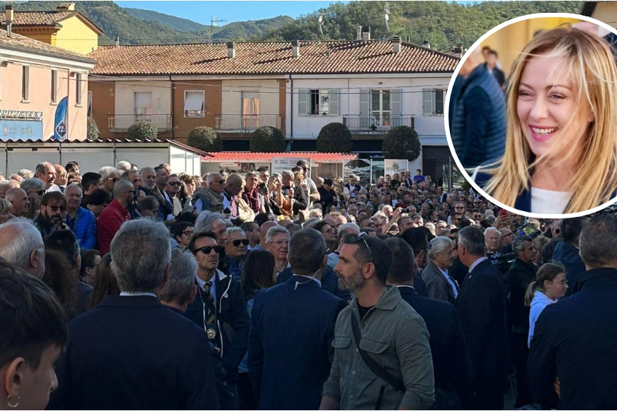 Folla in attesa dell'arrivo della premier Giorgia Meloni (nel tondo)