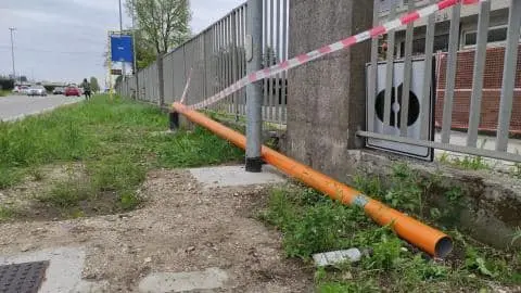 Bosaro, un altro blitz contro l'autovelox: vandali abbattono nella notte il  palo del rilevatore di velocità