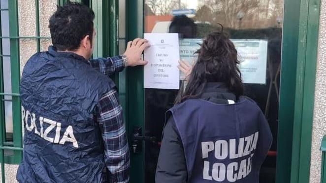 https://www.ilrestodelcarlino.it/image-service/version/c:M2Q0YmI5MTgtYTJjYy00:YjI0MzU4/poliziotti-della-pas-e-agenti-della-polizia-locale-hanno-notificato-al-titolare-della-sala-scommesse-la-chiusura-di-15-giorni.jpeg?f=16:9&w=1200&h=630