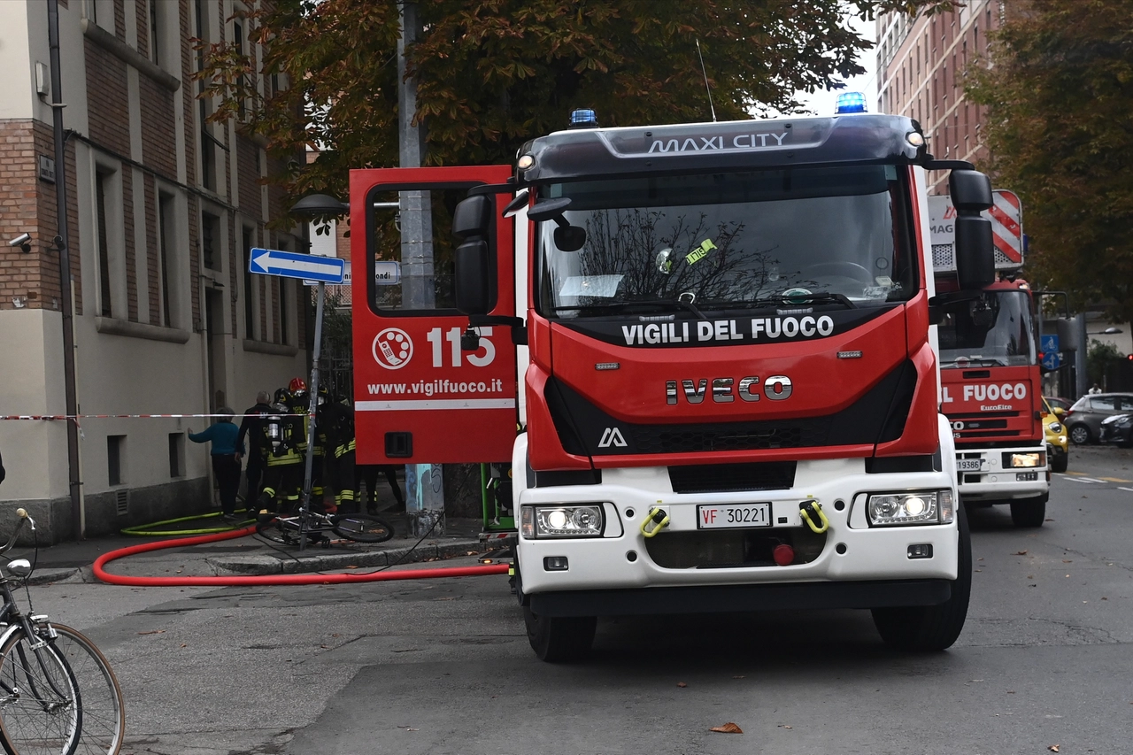 Incendio in via Donato Creti, fiamme dalla cucina. Vigili del fuoco sul posto (FotoSchicchi)