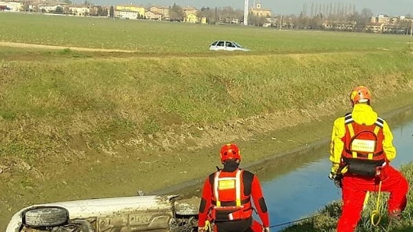 L'auto nel canale di bonifica