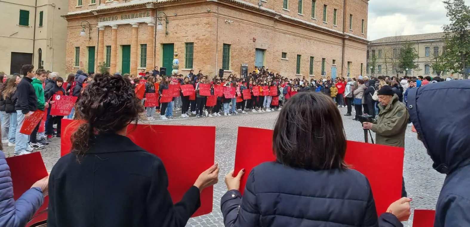 Studenti In Piazza Con I Cartelli Rossi: "No Alla Violenza Sulle Donne"