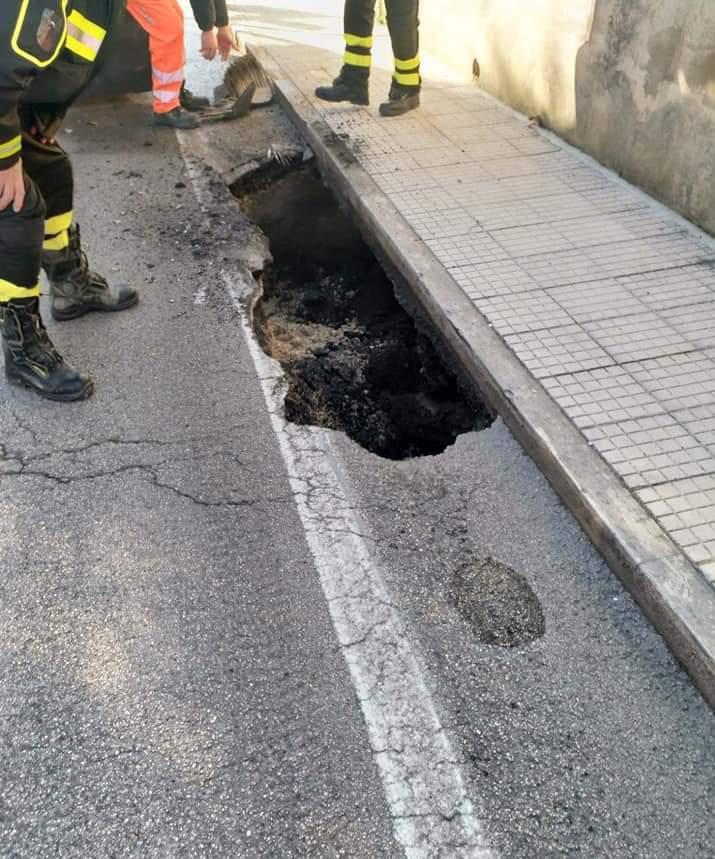 Si Apre Una Voragine In Strada, Il Mezzo Dell’Astea Ci Finisce Dentro