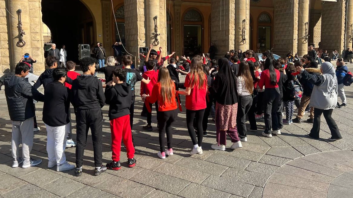 Flash mob in piazza Maggiore per dire 'no' alla violenza sulle donne