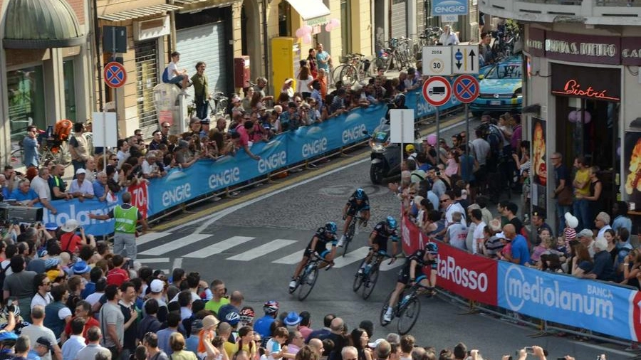 La curva tra corso Mazzini e viale Vittorio Veneto, in un’edizione pre-Covid