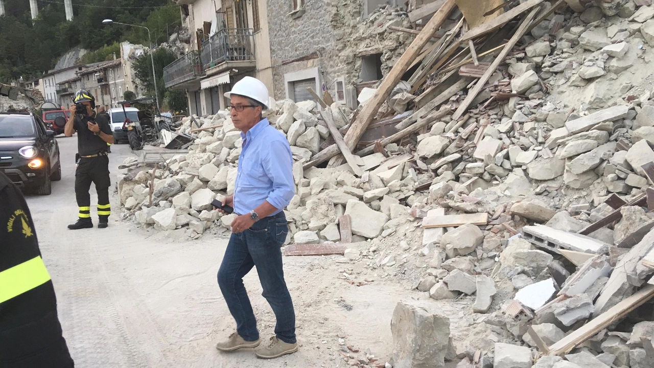 Il commissario Vasco Errani nelle zone terremotate (Ansa)