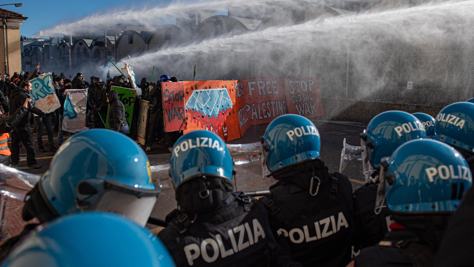 Idranti puntati contro i manifestanti alla Fiera di Vicenza