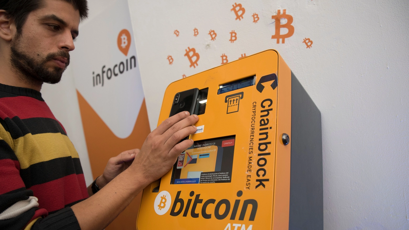 Un ragazzo alle prese con un Atm Bitcoin