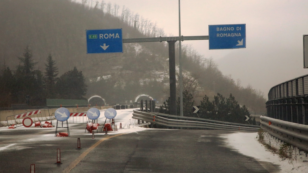 La neve ha imbiancato la E45 (foto Ravaglia)