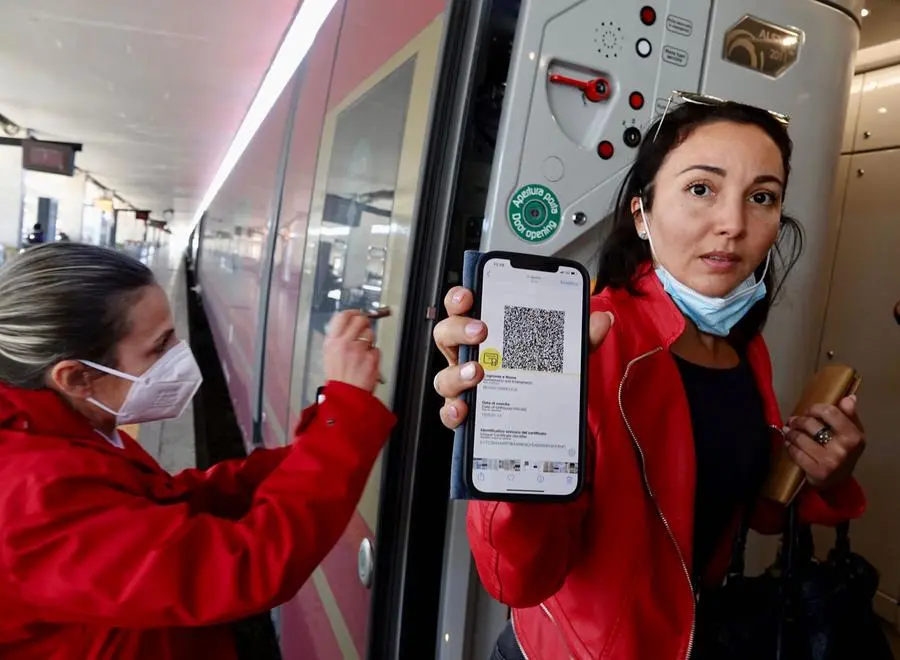 Green pass trasporti, sui treni cambiano i controlli. Dai taxi ai bus: le nuove regole